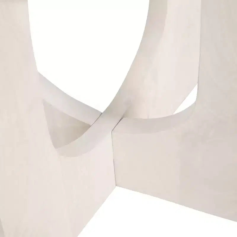 Tavolino ovale in legno con base geometrica