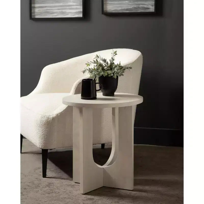 Tavolino ovale in legno con base geometrica