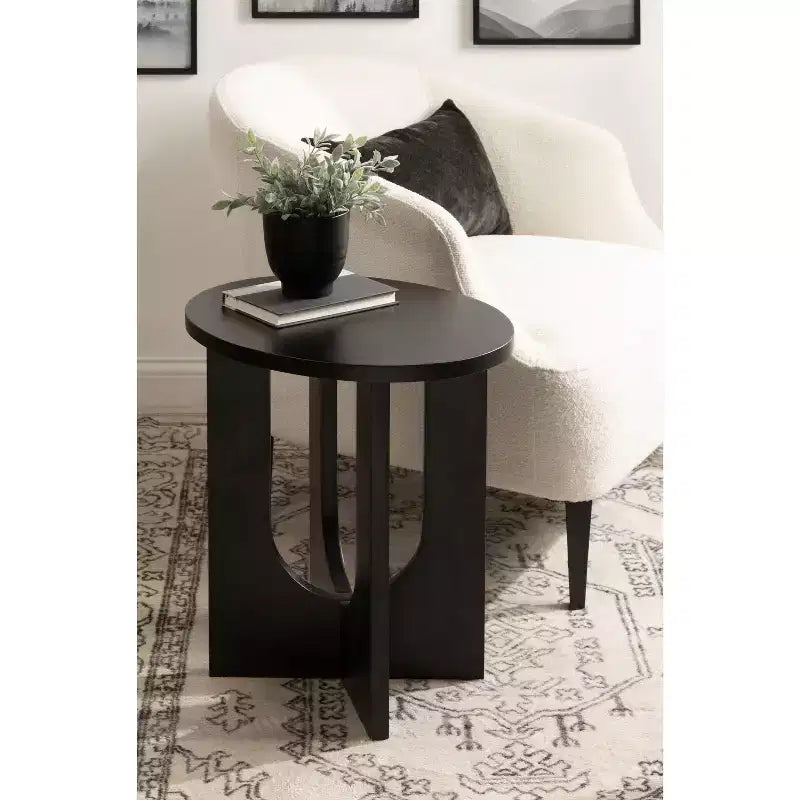 Tavolino ovale in legno con base geometrica