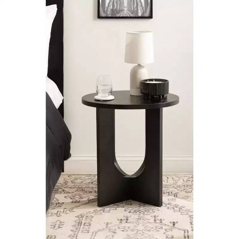 Tavolino ovale in legno con base geometrica