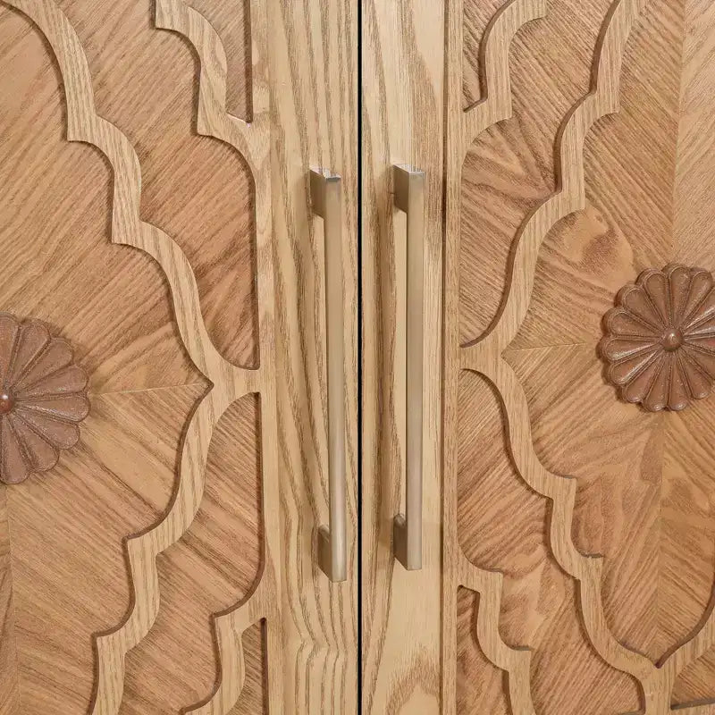 Credenza da cucina con ante intagliate a fiori, mobile multiuso con maniglie in metallo per ingresso e soggiorno
