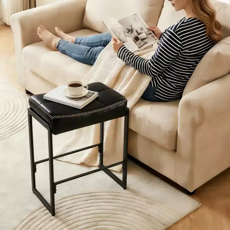 Sgabello da bancone da 60 cm con sedile in similpelle e poggiapiedi