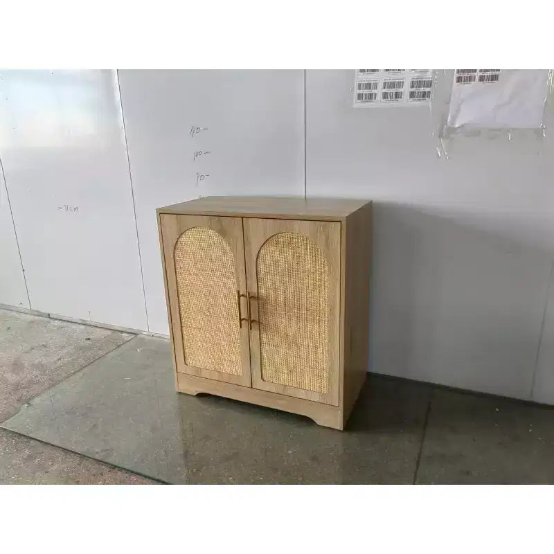 Credenza in rattan con 2 ante e ripiano fisso