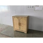 Credenza in rattan con 2 ante e ripiano fisso