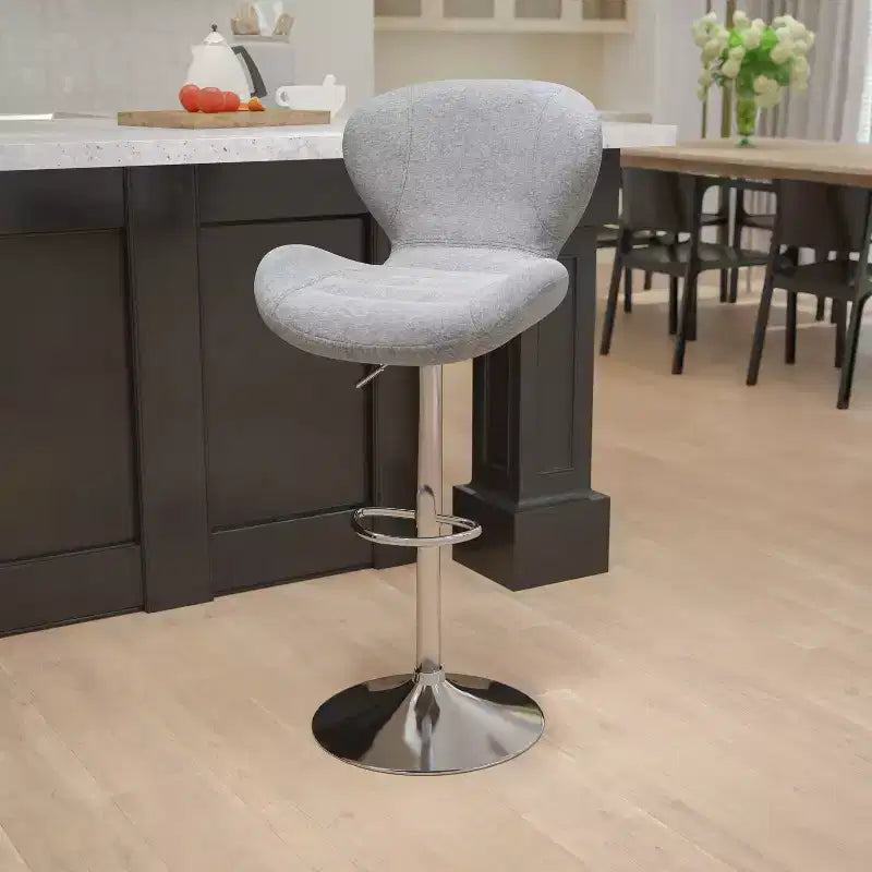 Sgabello da bar contemporaneo ad altezza regolabile con schienale curvo e base cromata