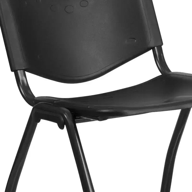 Sedia impilabile in plastica nera con telaio in acciaio
