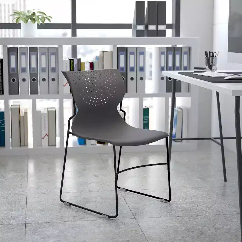 Sedia impilabile con supporto lombare e struttura in metallo