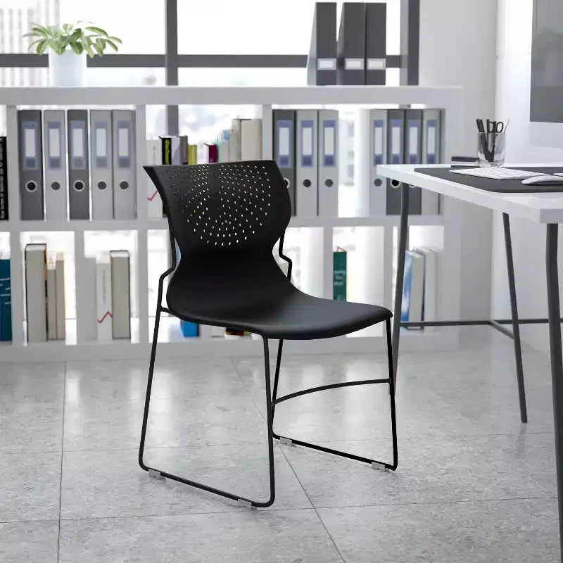 Sedia impilabile con supporto lombare e struttura in metallo