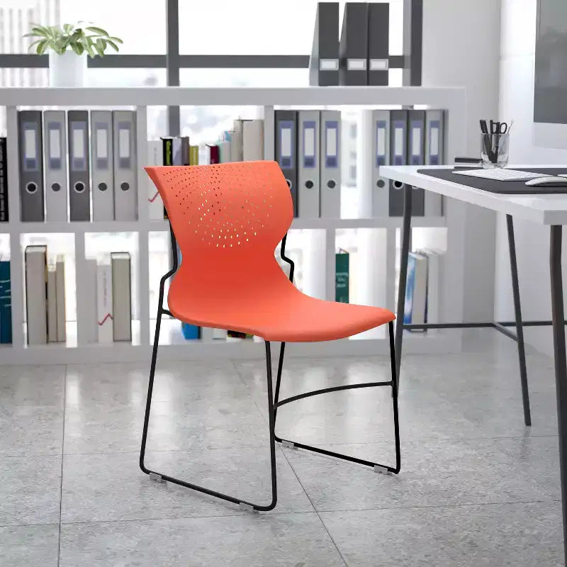 Sedia impilabile con supporto lombare e struttura in metallo
