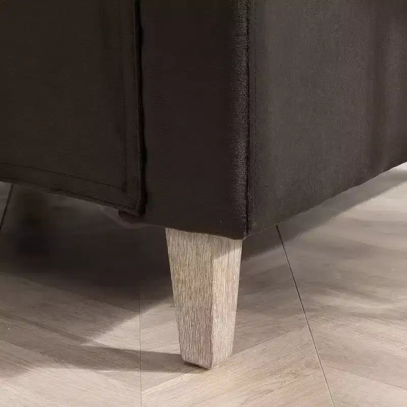 Poltrona Club Imbottita con Gambe in Legno di Gomma